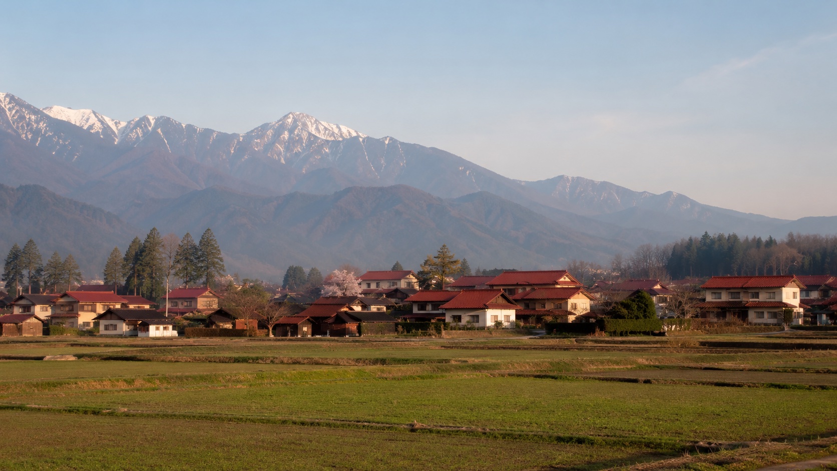 信州・東信地区の町並みと雪山